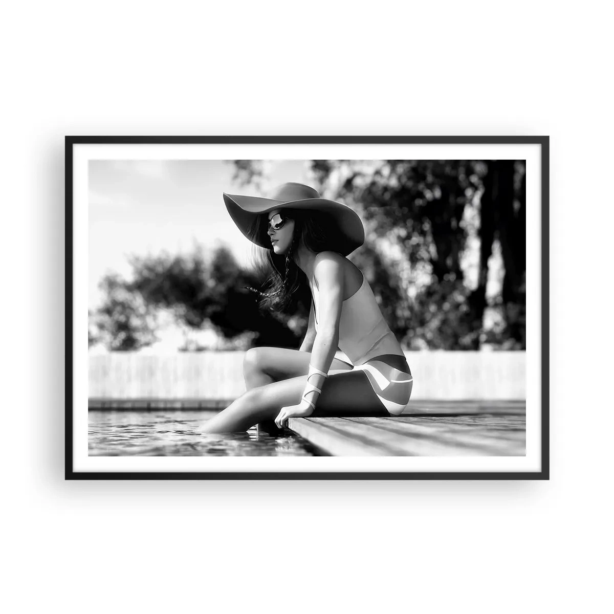Poster in einem schwarzem Rahmen - Frau mit Hut am Pool in Schwarz und Weiß - 100x70cm - Sommertraum - Moderne Wanddekoration für Wohnzimmer und Schlafzimmer ARTTOR