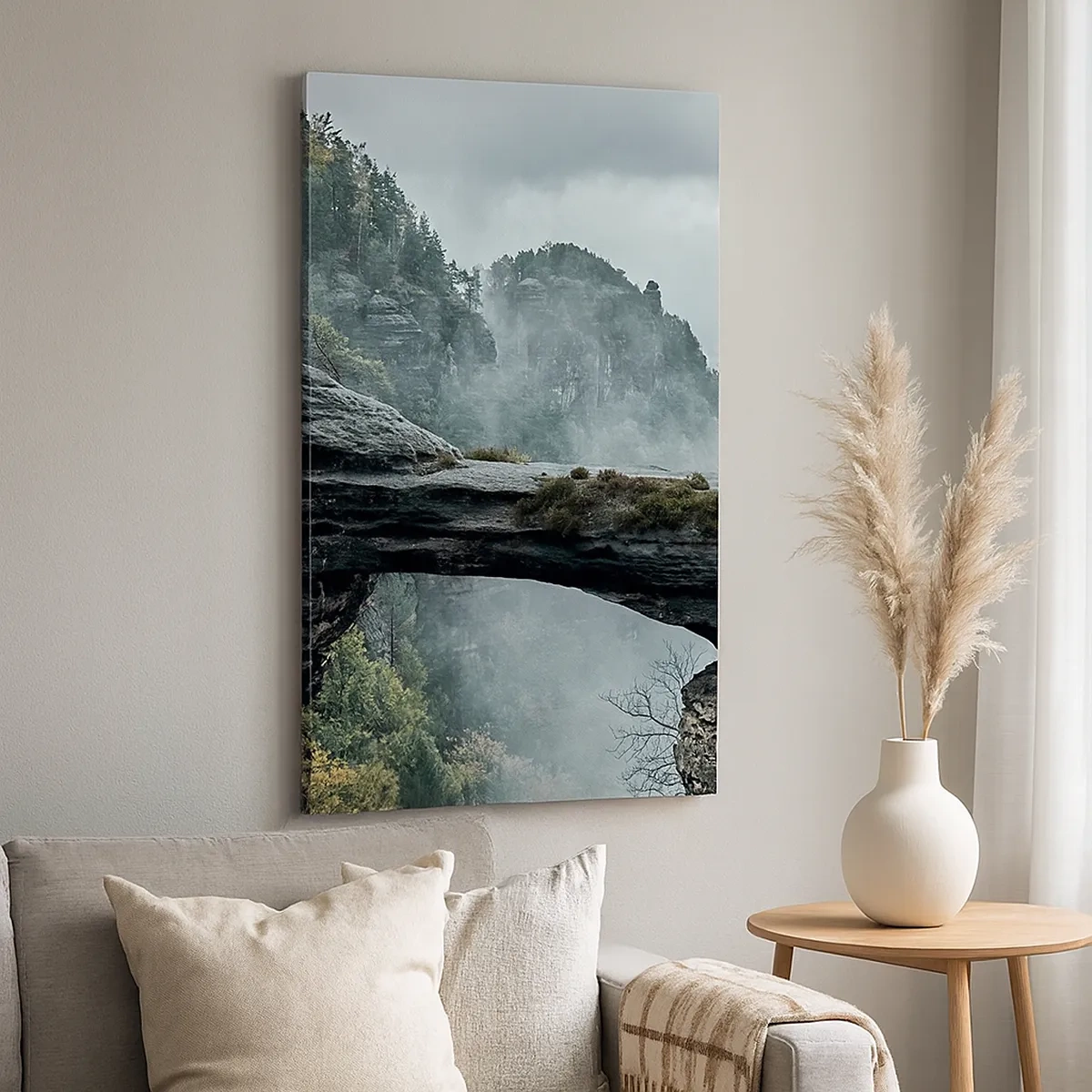 Bild auf Leinwand - Leinwandbild - Ein Steinbogen, umgeben von nebligen Bergen und Wäldern - 50x70cm - Abenteuer beginnt gleich - Moderne Wanddekoration für Wohnzimmer und Schlafzimmer ARTTOR