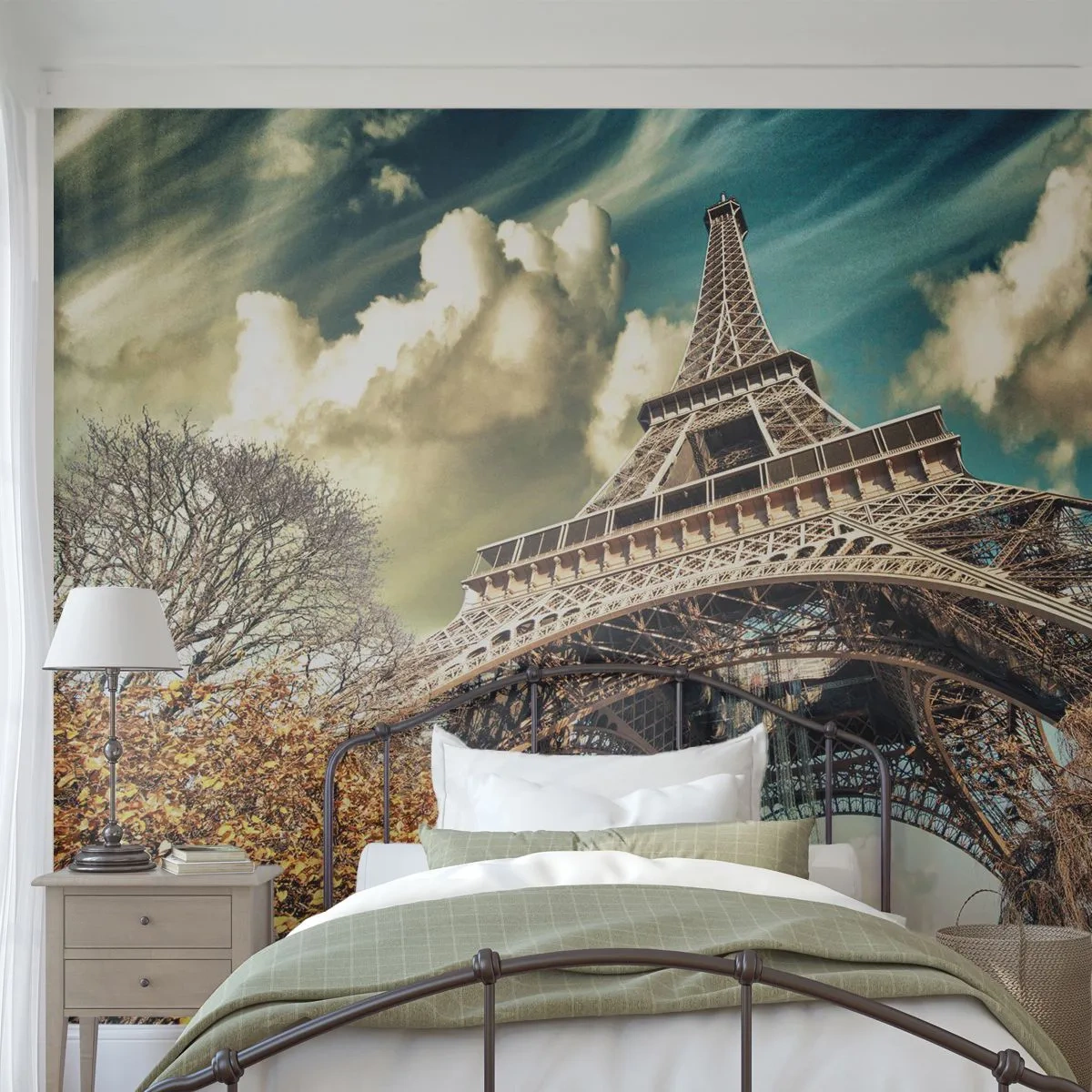 Fototapete Premium Sand - Der Eiffelturm in einer Herbstlandschaft vor einem dynamischen Himmel - 100x70cm - Und im Herbst in Paris ... - Moderne Wanddekoration für Wohnzimmer und Schlafzimmer ARTTOR