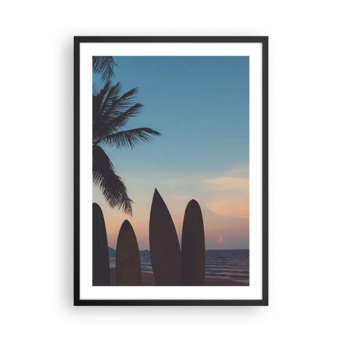 Poster in einem schwarzem Rahmen - Surfbretter am Strand mit Sonnenuntergang und Palmen im Hintergrund - 50x70cm - Morgen wird es auch lustig - Moderne Wanddekoration für Wohnzimmer und Schlafzimmer ARTTOR