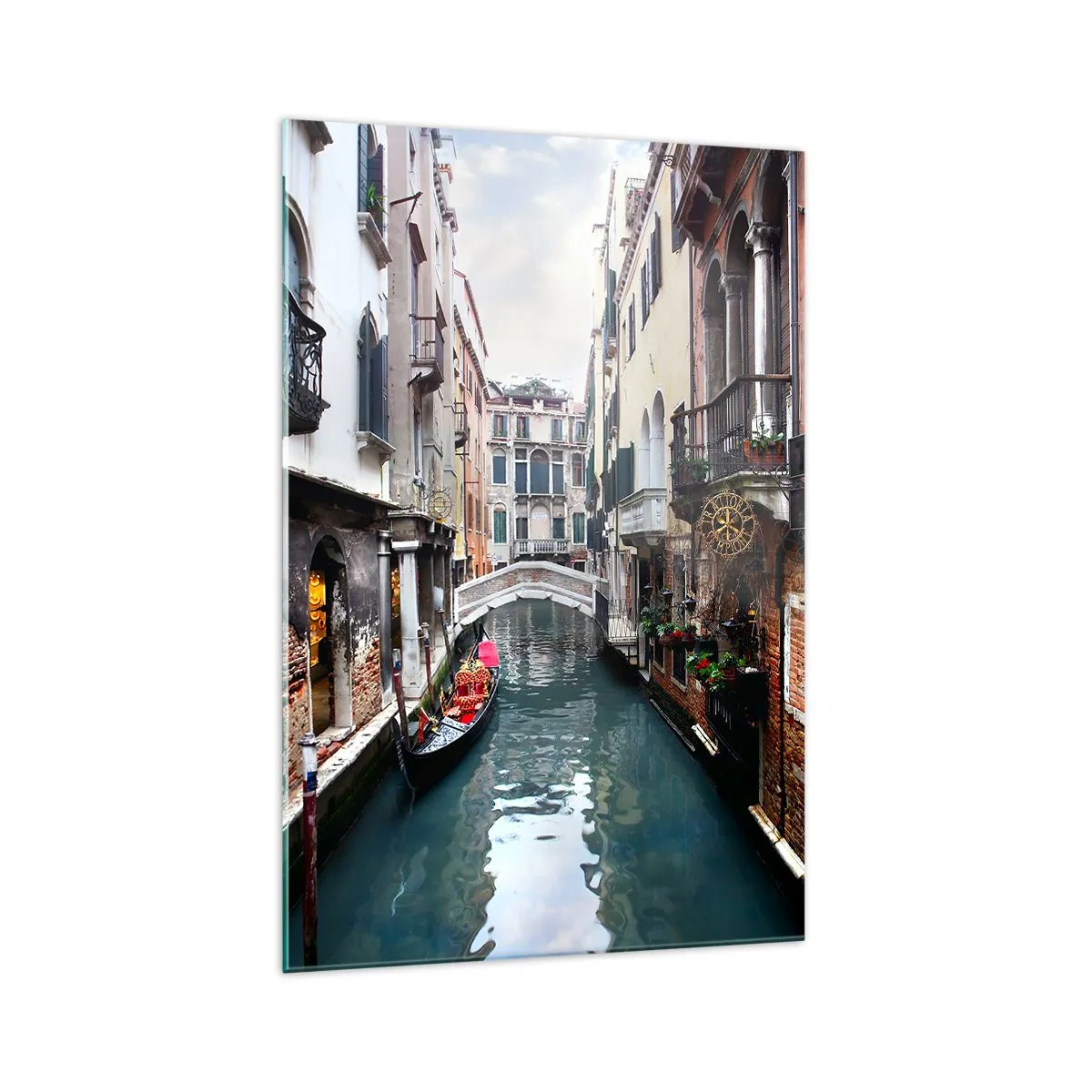 Glasbild - Bild auf glas - Ein Kanal in Venedig mit einer Gondel und historischen Gebäuden - 70x100cm - Venezianische Landschaft mit Gondel und Brücke - Moderne Wanddekoration für Wohnzimmer und Schlafzimmer ARTTOR
