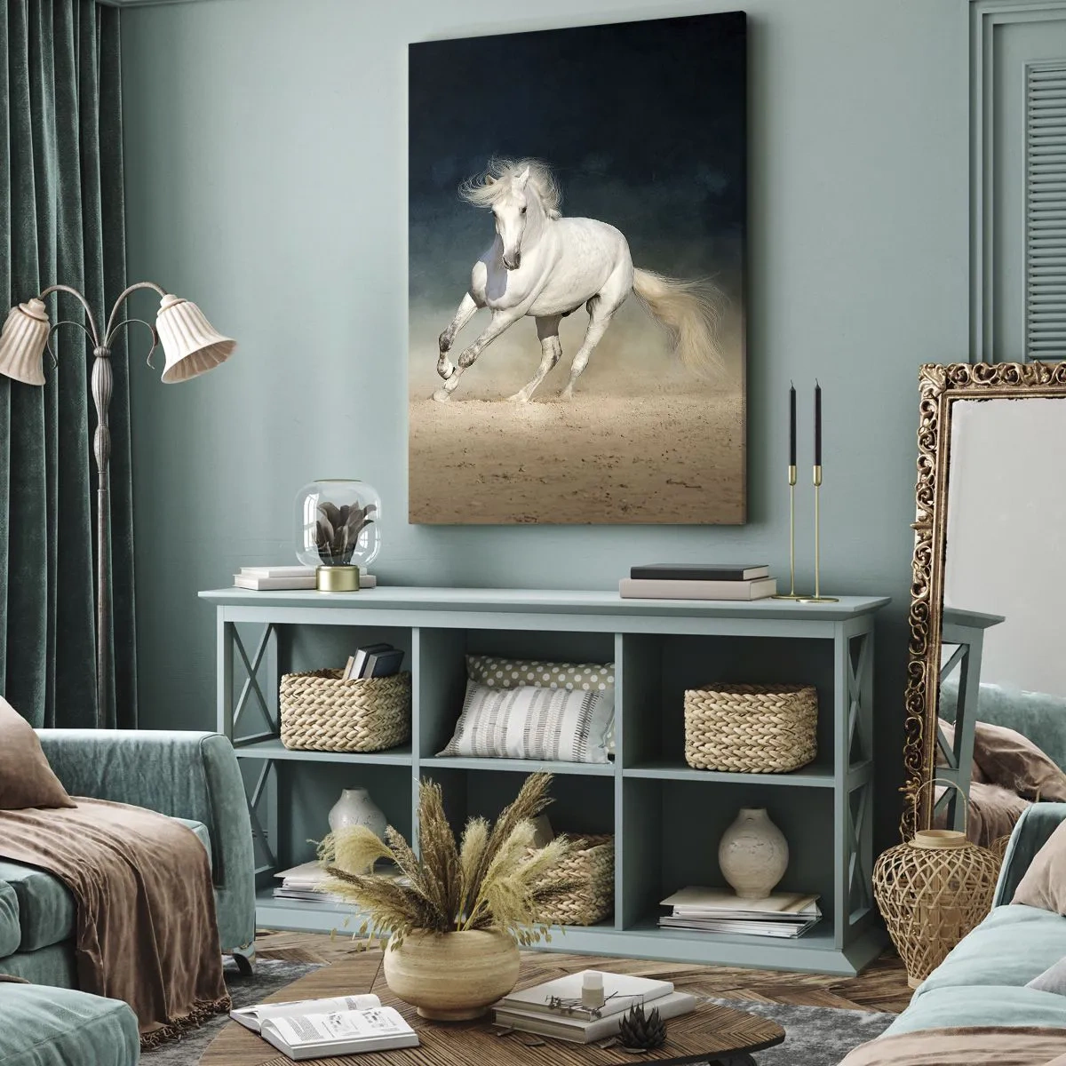 Bild auf Leinwand - Leinwandbild - Ein weißes Pferd galoppiert vor einem verschwommenen Himmel - 50x70cm - Freiheit in ihrem reinen Zustand - Moderne Wanddekoration für Wohnzimmer und Schlafzimmer ARTTOR