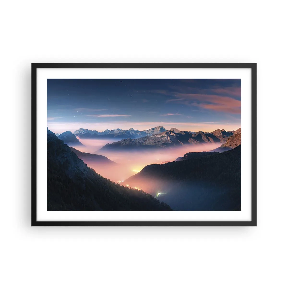 Poster in einem schwarzem Rahmen - Eine Berglandschaft mit einem nebelverhangenen Tal - 70x50cm - Licht in den Tälern - Moderne Wanddekoration für Wohnzimmer und Schlafzimmer ARTTOR
