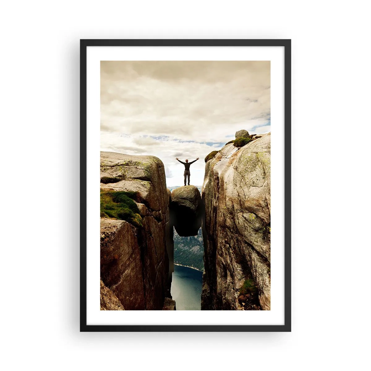Poster in einem schwarzem Rahmen - Ein Mann steht auf einem Felsen zwischen Klippen - 50x70cm - Wie geht's mir?! - Moderne Wanddekoration für Wohnzimmer und Schlafzimmer ARTTOR