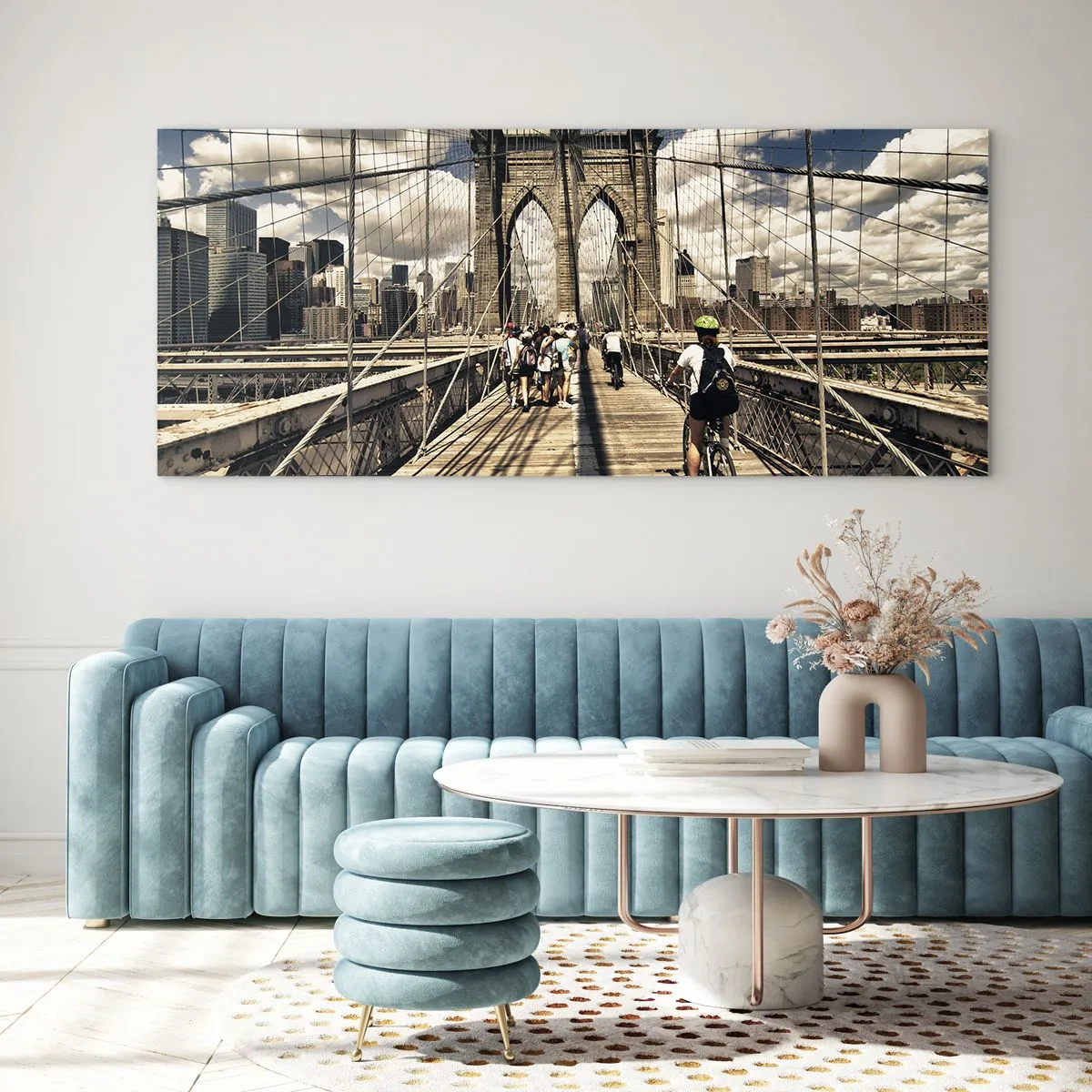 Glasbild - Bild auf glas - Brooklyn Bridge mit Blick auf Fußgänger und Radfahrer - 120x50cm - Direkt ins Herz der Stadt - Moderne Wanddekoration für Wohnzimmer und Schlafzimmer ARTTOR