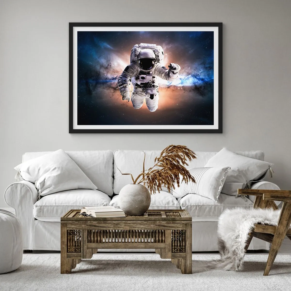 Poster in einem schwarzem Rahmen - Astronaut im Weltraum - 70x50cm - Grüße aus dem Weltall - Moderne Wanddekoration für Wohnzimmer und Schlafzimmer ARTTOR