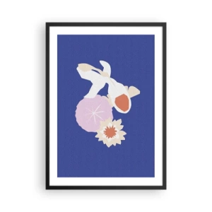 Poster in einem schwarzem Rahmen - Koi-Fische umgeben von Blumen vor intensivem Hintergrund - 50x70cm - Komposition von Blüten und Knospen - Moderne Wanddekoration für Wohnzimmer und Schlafzimmer ARTTOR