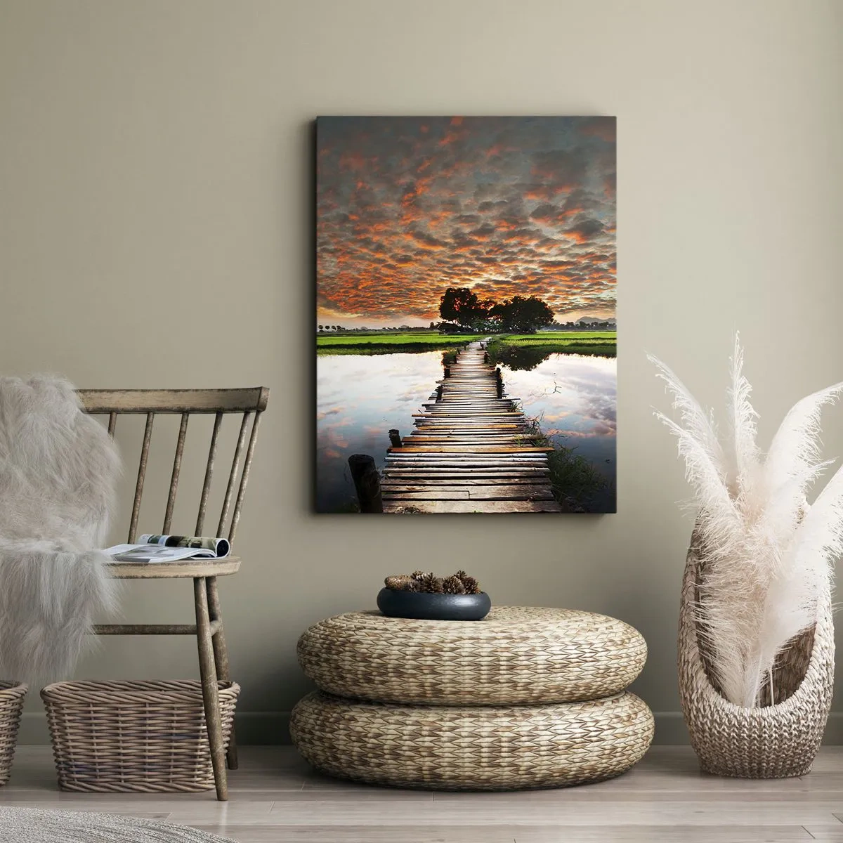 Bild auf Leinwand - Leinwandbild - Holzbrücke über dem Wasser bei Sonnenuntergang - 70x100cm - Arme ausstrecken - atmen - Moderne Wanddekoration für Wohnzimmer und Schlafzimmer ARTTOR
