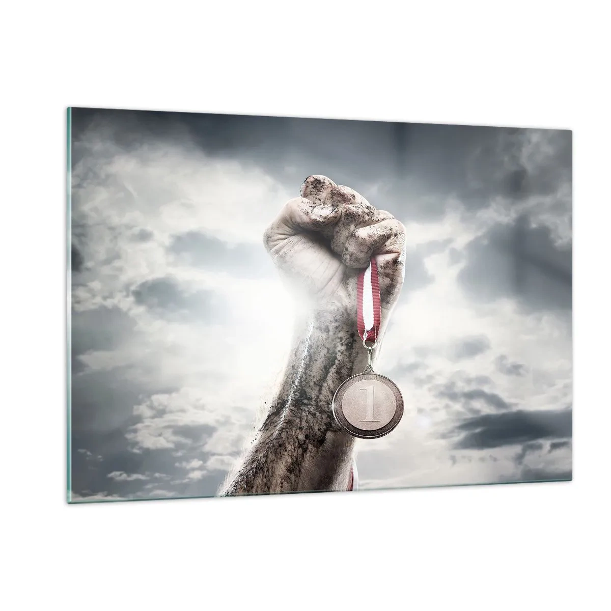 Glasbild - Bild auf glas - Eine Hand hält eine Medaille vor einem Wolkenhintergrund - 120x80cm - Per aspera ad astra - Moderne Wanddekoration für Wohnzimmer und Schlafzimmer ARTTOR