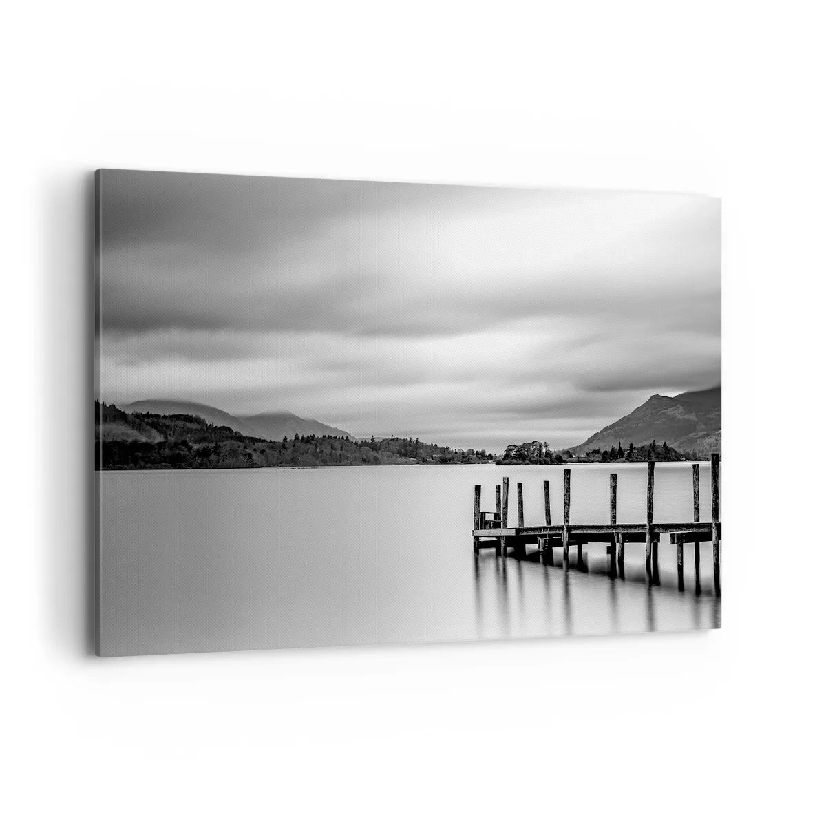 Bild auf Leinwand - Leinwandbild - Schwarz-weiße Landschaft mit einem Pier über einem See - 120x80cm - Milde und Kraft - Moderne Wanddekoration für Wohnzimmer und Schlafzimmer ARTTOR