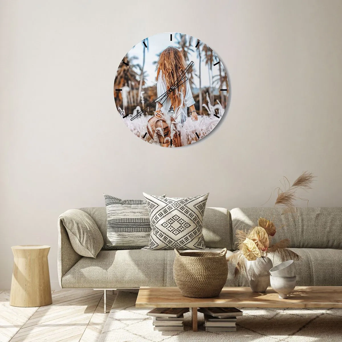 Wanduhr - Glasuhr - Eine Frau auf einer Wiese mit Palmen im Hintergrund - 30x30cm - Geboren aus Grasflaum - Moderne Wanddekoration für Wohnzimmer, Küche und Schlafzimmer ARTTOR