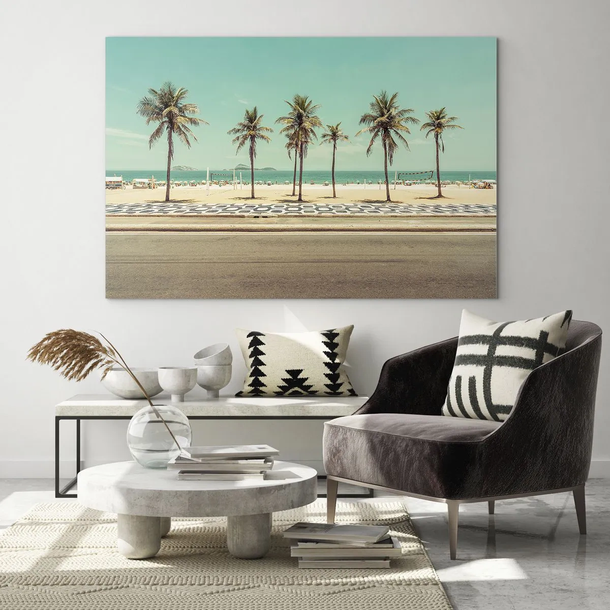 Glasbild - Bild auf glas - Palmen an der Promenade mit Strand und Meer im Hintergrund - 120x80cm - Beim Bewachen des Strandes - Moderne Wanddekoration für Wohnzimmer und Schlafzimmer ARTTOR