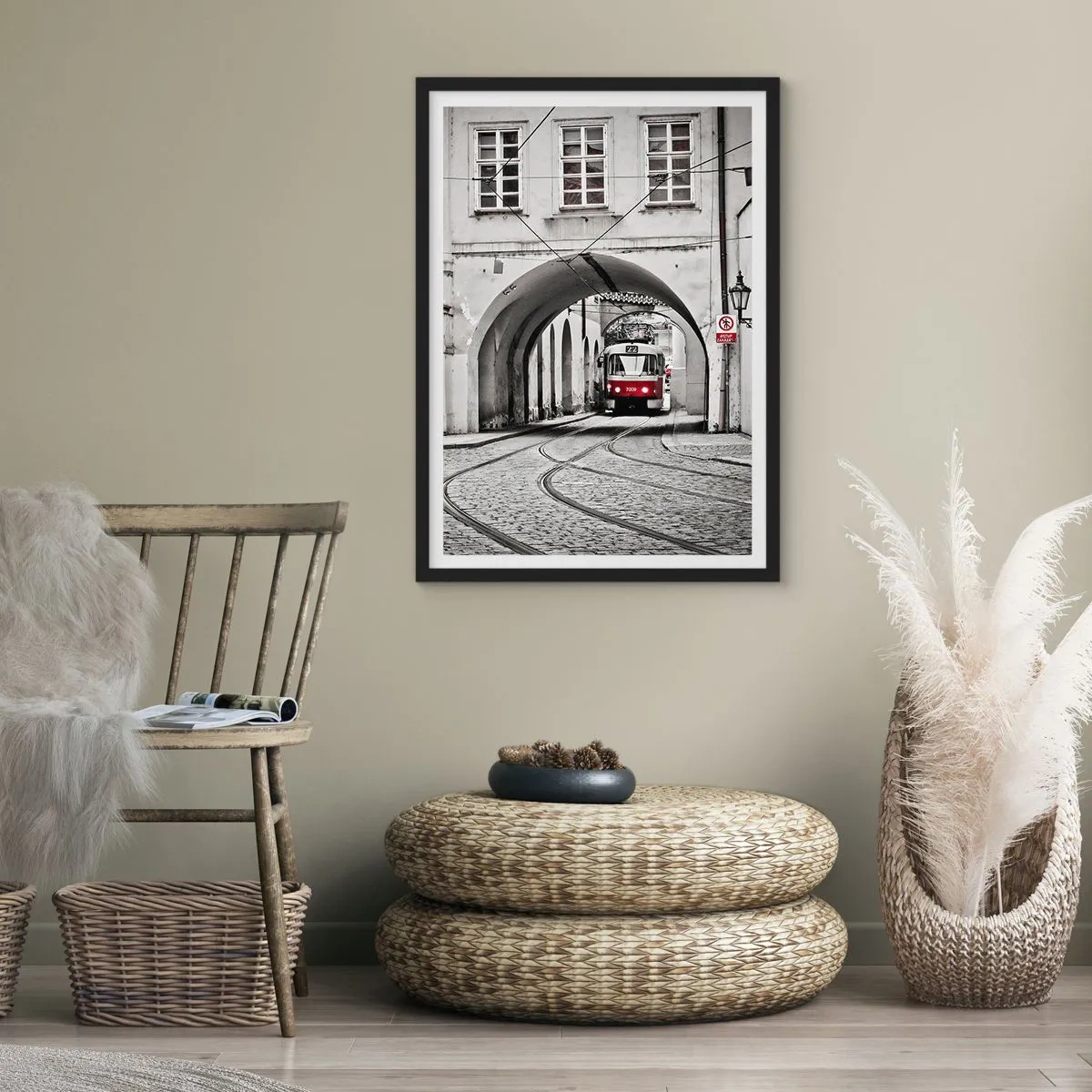 Poster in einem schwarzem Rahmen - Rote Straßenbahn in schwarz-weißer Umgebung - 50x70cm - Durch das Stadtlabyrinth - Moderne Wanddekoration für Wohnzimmer und Schlafzimmer ARTTOR