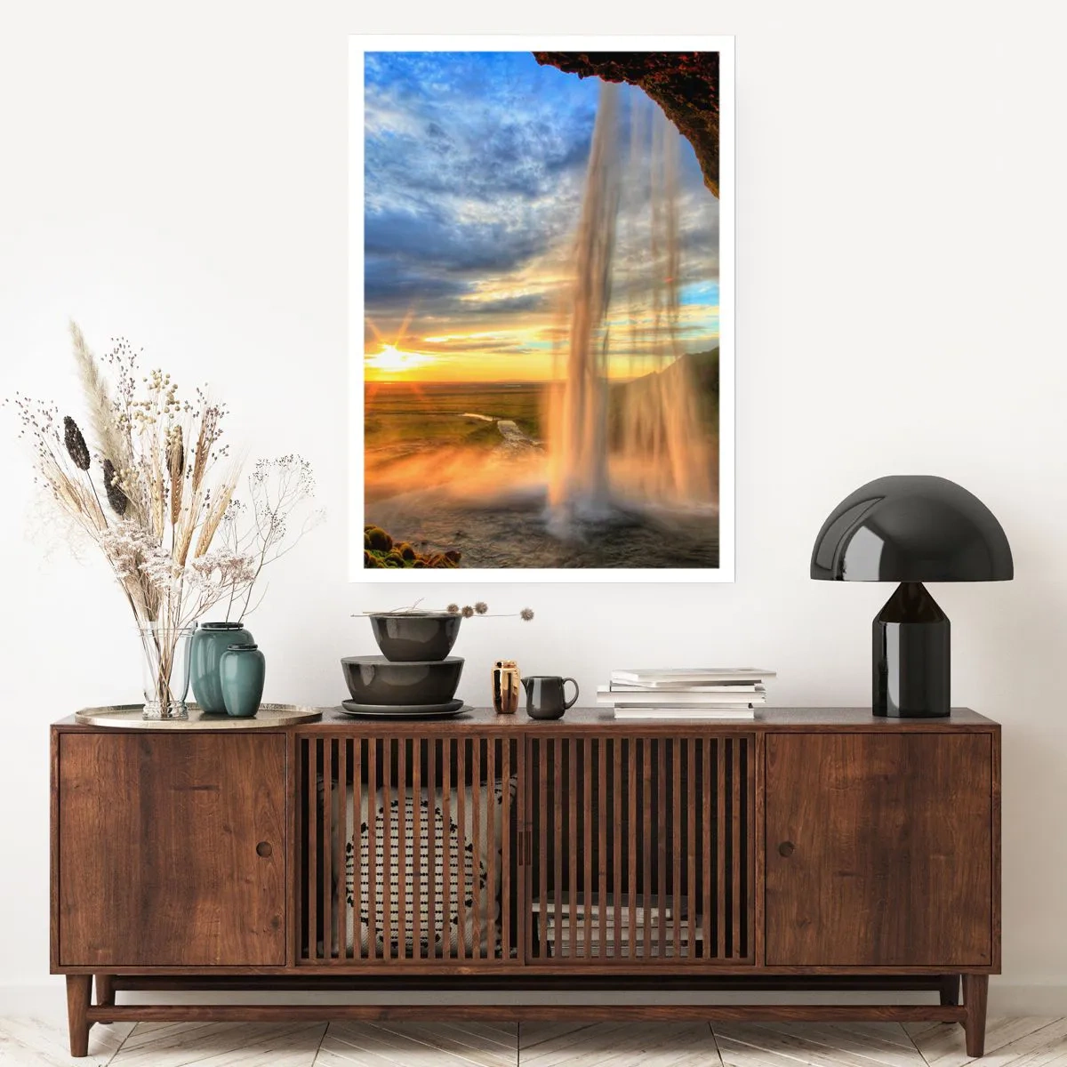 Poster - Ein Wasserfall im Licht der untergehenden Sonne vor der Kulisse einer Landschaft - 50x70cm - Die Welt hinter einem Schleier aus Tropfen - Moderne Wanddekoration für Wohnzimmer und Schlafzimmer ARTTOR