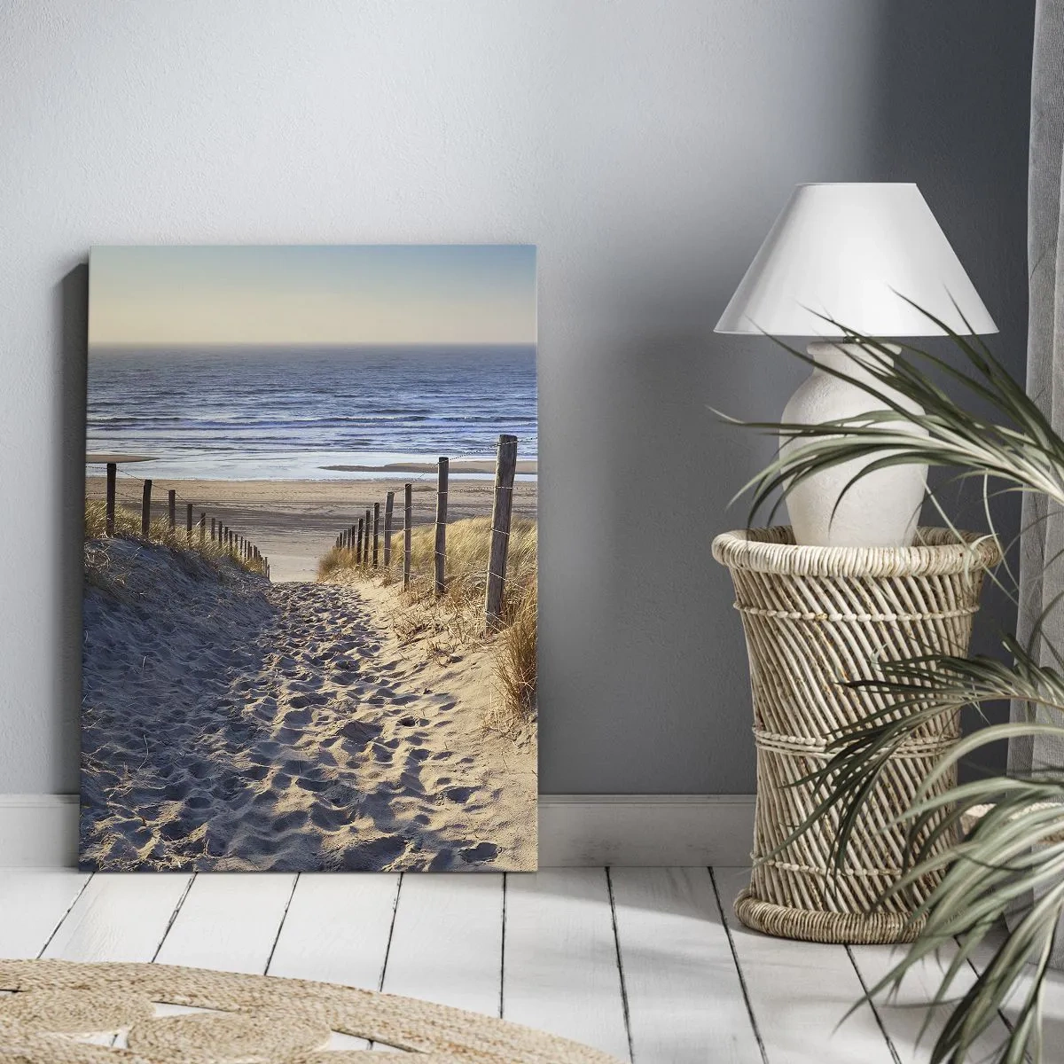 Bild auf Leinwand - Leinwandbild - Das Rauschen des Meeres, der Gesang der Vögel, ein wilder Strand im Gras ... - 45x80 cm