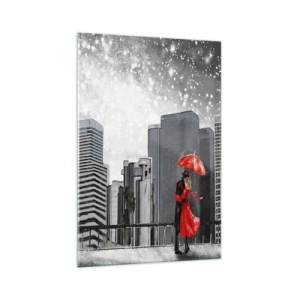 Glasbild - Bild auf glas - Ein Paar in Rot mit einem Regenschirm vor dem Hintergrund einer Stadtlandschaft - 70x100cm - Der Mensch ist kein Stein - Moderne Wanddekoration für Wohnzimmer und Schlafzimmer ARTTOR