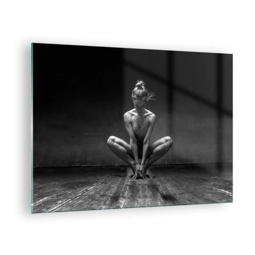 Glasbild - Bild auf glas - Eine Tänzerin in einer Ballettpose auf einem Holzboden - 70x50cm - Konzentration der Tanzenergie - Moderne Wanddekoration für Wohnzimmer und Schlafzimmer ARTTOR