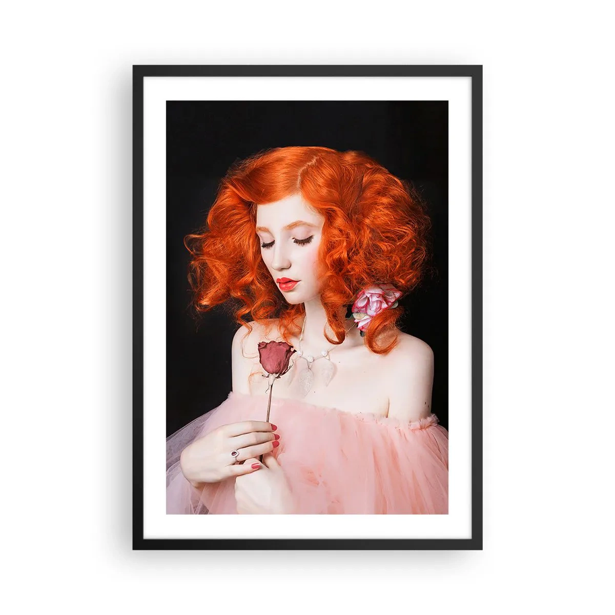 Poster in einem schwarzem Rahmen - Porträt einer rothaarigen Frau mit einer Rose vor schwarzem Hintergrund - 50x70cm - Im barocken Stil - Moderne Wanddekoration für Wohnzimmer und Schlafzimmer ARTTOR