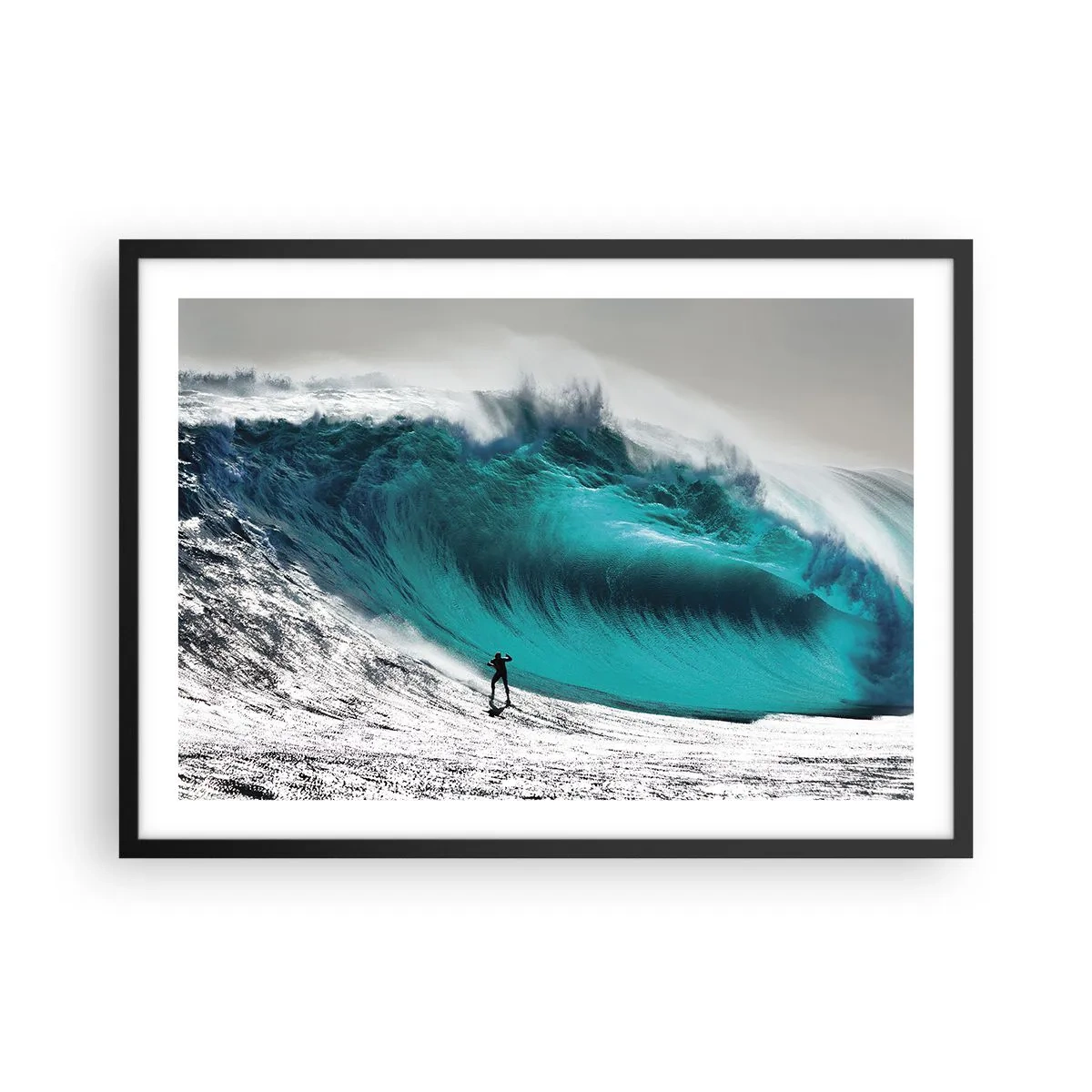 Poster in einem schwarzem Rahmen - Surfer vor einer riesigen Welle - 70x50cm - Herausforderung angenommen - Moderne Wanddekoration für Wohnzimmer und Schlafzimmer ARTTOR