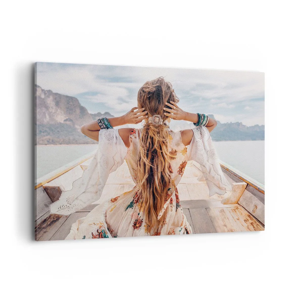Bild auf Leinwand - Leinwandbild - Frau auf einem Boot mit Blick auf die Berge und das Wasser, Boho-Stil - 100x70cm - Auf dem Weg zum Glück - Moderne Wanddekoration für Wohnzimmer und Schlafzimmer ARTTOR