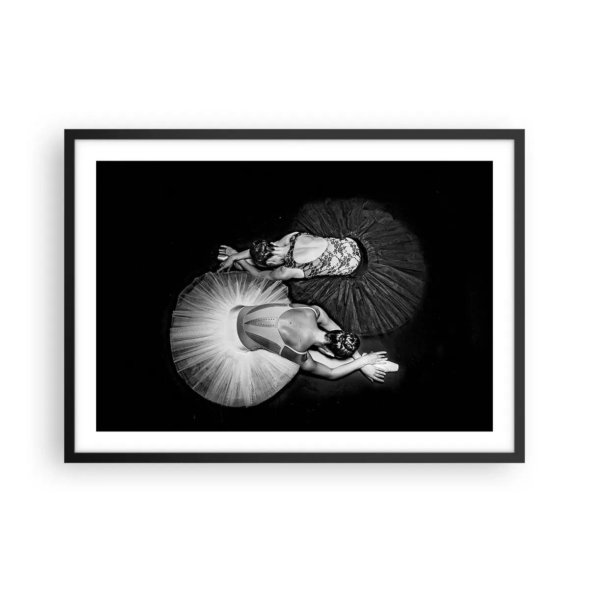 Poster in einem schwarzem Rahmen - Ein Schwarzweißbild von zwei Ballerinas in einer dynamischen Pose. - 70x50cm - Jin und Jang – perfekte Balance - Moderne Wanddekoration für Wohnzimmer und Schlafzimmer ARTTOR