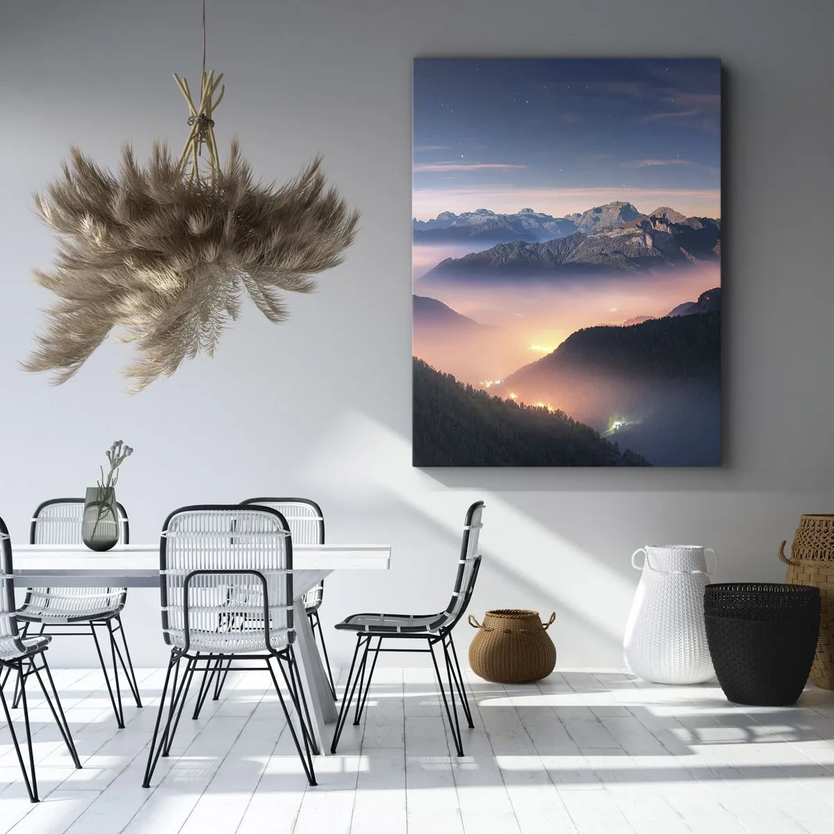 Bild auf Leinwand - Leinwandbild - Eine Berglandschaft mit einem nebelverhangenen Tal - 80x120cm - Licht in den Tälern - Moderne Wanddekoration für Wohnzimmer und Schlafzimmer ARTTOR