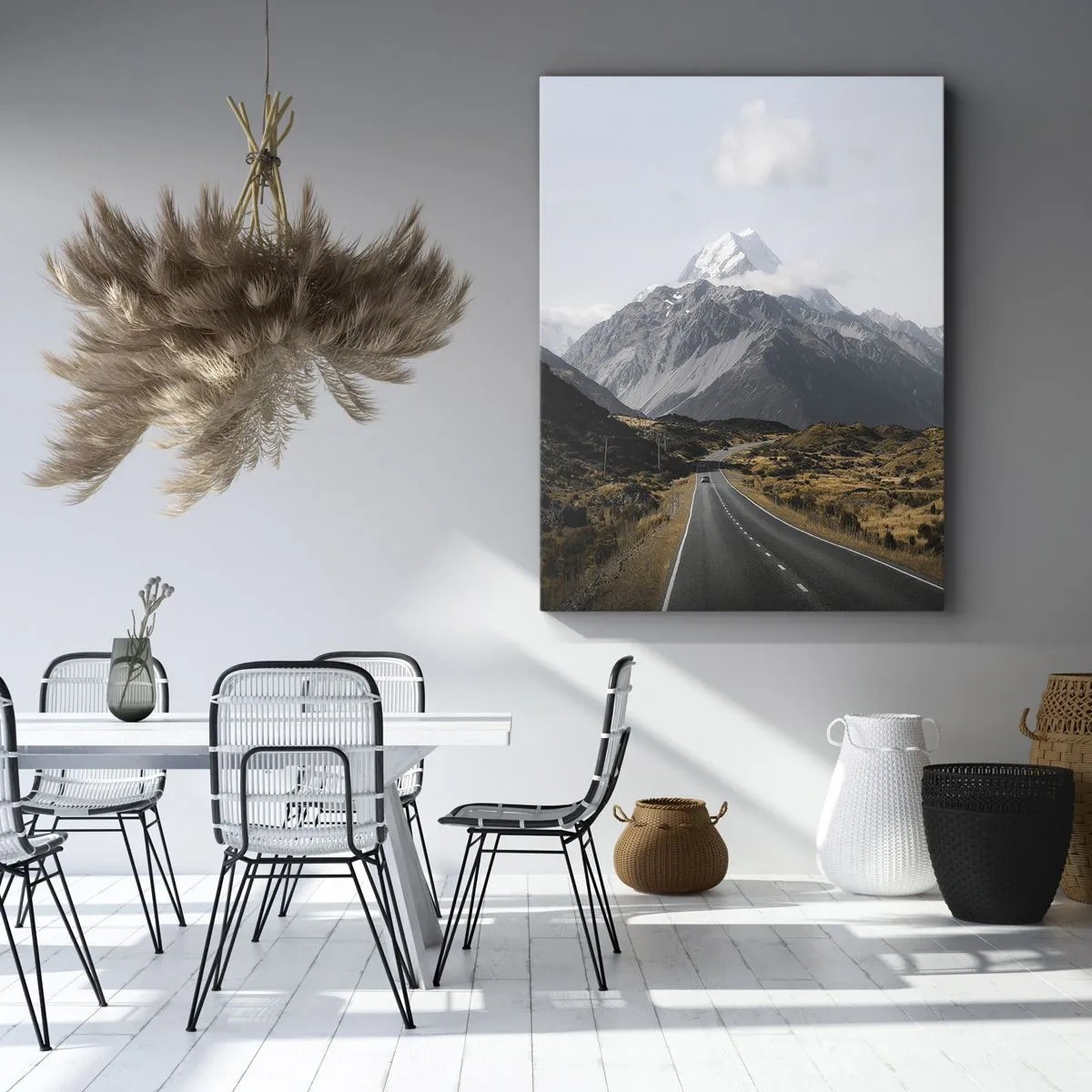 Bild auf Leinwand - Leinwandbild - Eine Straße in den Bergen, umgeben von einer malerischen Landschaft - 70x100cm - Der Weg ins Herz der Berge - Moderne Wanddekoration für Wohnzimmer und Schlafzimmer ARTTOR