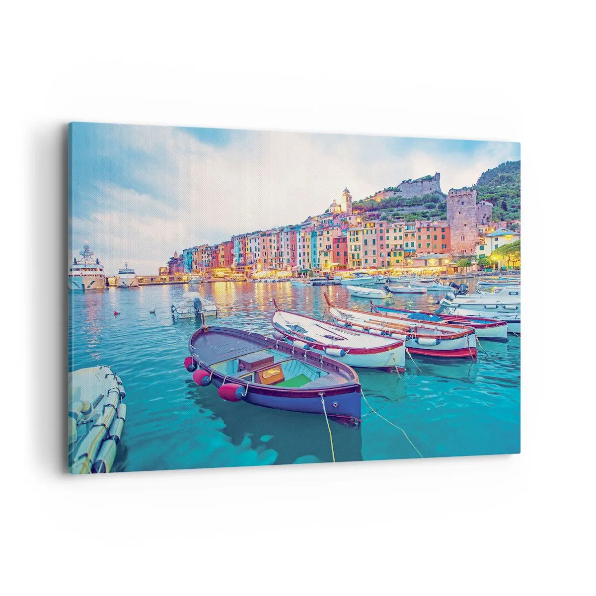 Bild auf Leinwand - Leinwandbild - Eine bunte Stadt am Wasser mit Booten im Hafen - 100x70cm - Bunter Abend im Hafen - Moderne Wanddekoration für Wohnzimmer und Schlafzimmer ARTTOR