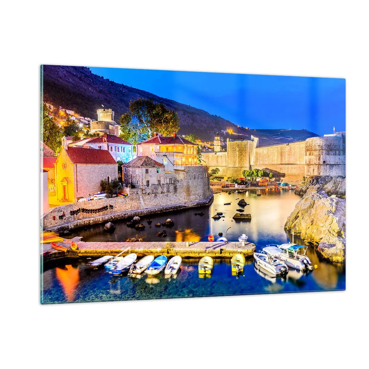 Glasbild - Bild auf glas - Abendpanorama von Dubrovnik mit Booten und Stadtmauern - 120x80cm - Beleuchtete Nacht an der Adria - Moderne Wanddekoration für Wohnzimmer und Schlafzimmer ARTTOR