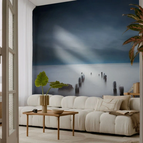 Fototapete Premium Sand - Eine neblige Landschaft mit untergetauchten Holzpfählen auf dem Wasser - 100x70cm - Nachdenklicher See - Moderne Wanddekoration für Wohnzimmer und Schlafzimmer ARTTOR