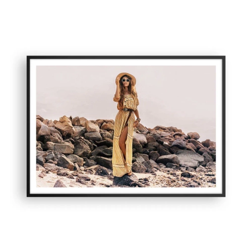 Poster in einem schwarzem Rahmen - Eine Frau im Boho-Stil vor einem felsigen Strandhintergrund - 100x70cm - Die Magie der Steine - Moderne Wanddekoration für Wohnzimmer und Schlafzimmer ARTTOR