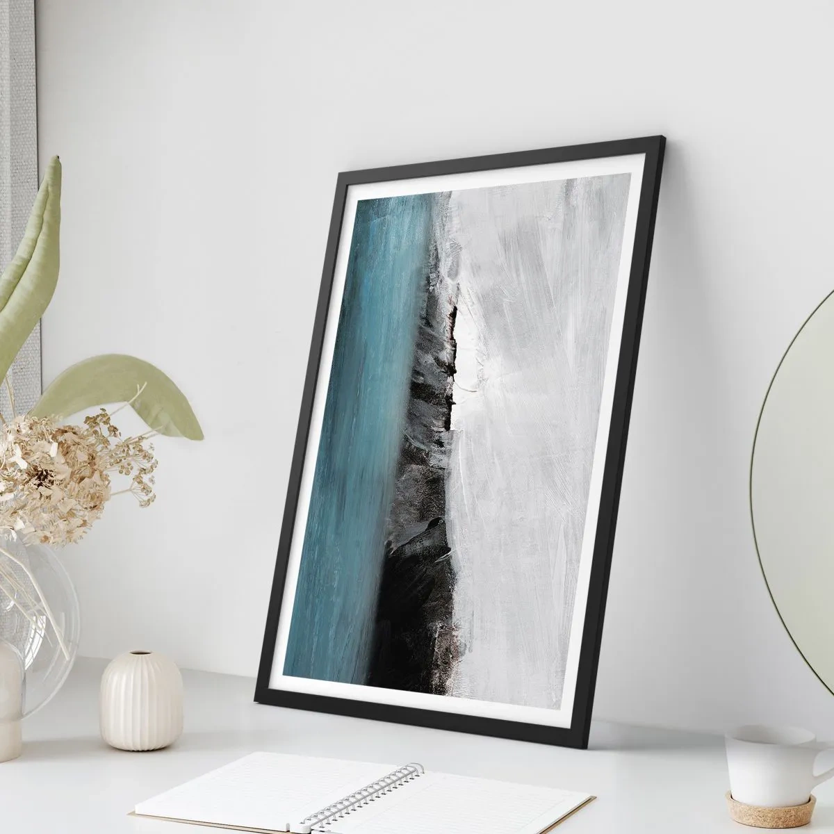 Poster in einem schwarzem Rahmen - Abstrakte Komposition einer felsigen Küste und des Ozeans - 50x70cm - Wasser – Erde: Kampf der Naturelemente - Moderne Wanddekoration für Wohnzimmer und Schlafzimmer ARTTOR