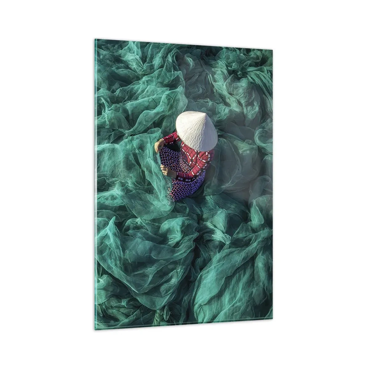 Glasbild - Bild auf glas - Eine Person mit Hut zwischen grünen Fischernetzen - 80x120cm - In einem Meer aus Netzen - Moderne Wanddekoration für Wohnzimmer und Schlafzimmer ARTTOR