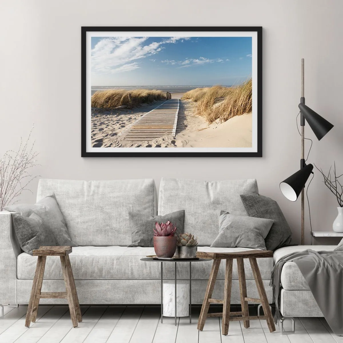 Poster in einem schwarzem Rahmen - Ein Holzweg führt durch die Dünen zum ruhigen Meer - 70x50cm - Hinter der Düne, im Rauschen des Grases - Moderne Wanddekoration für Wohnzimmer und Schlafzimmer ARTTOR