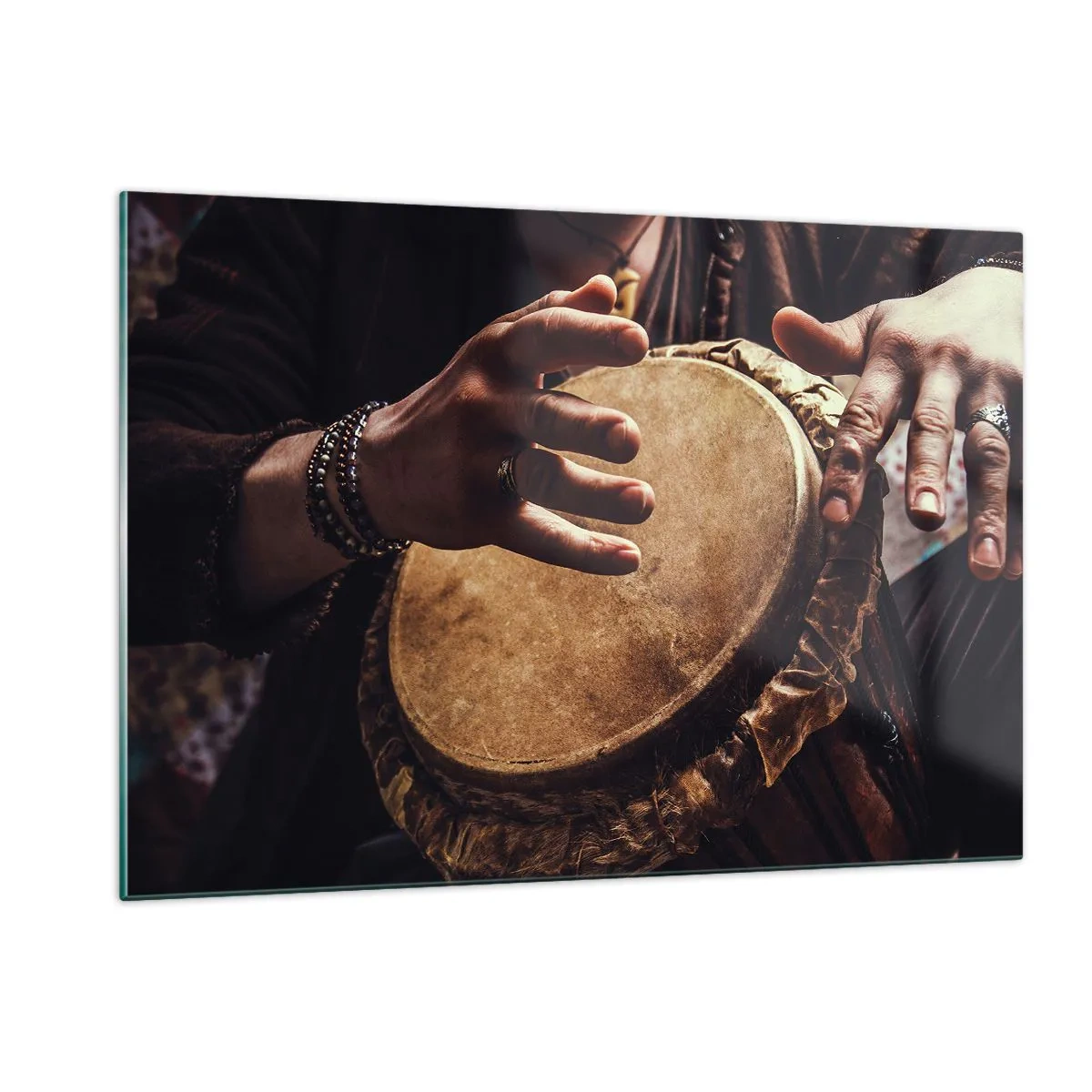 Glasbild - Bild auf glas - Nahaufnahme von Händen, die in warmem Licht eine Djembe-Trommel spielen. - 120x80cm - Im Rhythmus des Herzens - Moderne Wanddekoration für Wohnzimmer und Schlafzimmer ARTTOR