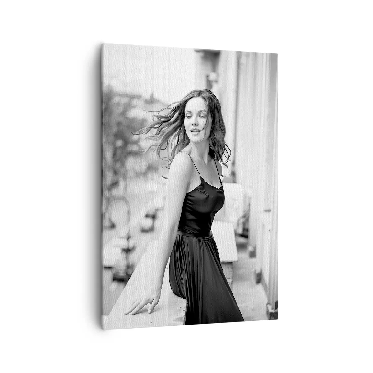 Bild auf Leinwand - Leinwandbild - Schwarz-Weiß-Foto einer Frau auf einem Balkon - 70x100cm - Bestimmt ein Pariser - Moderne Wanddekoration für Wohnzimmer und Schlafzimmer ARTTOR
