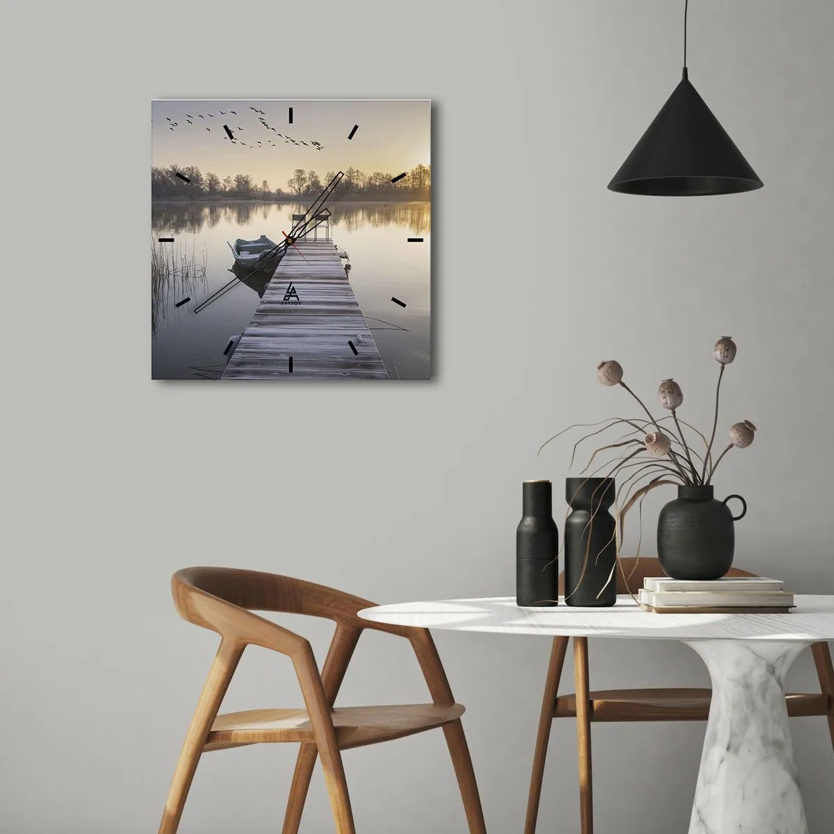 Wanduhr - Glasuhr - Ein Pier am Seeufer am Morgen mit einem Boot und Stühlen - 30x30cm - Ich komme nach einiger Zeit zurück - Moderne Wanddekoration für Wohnzimmer und Schlafzimmer ARTTOR