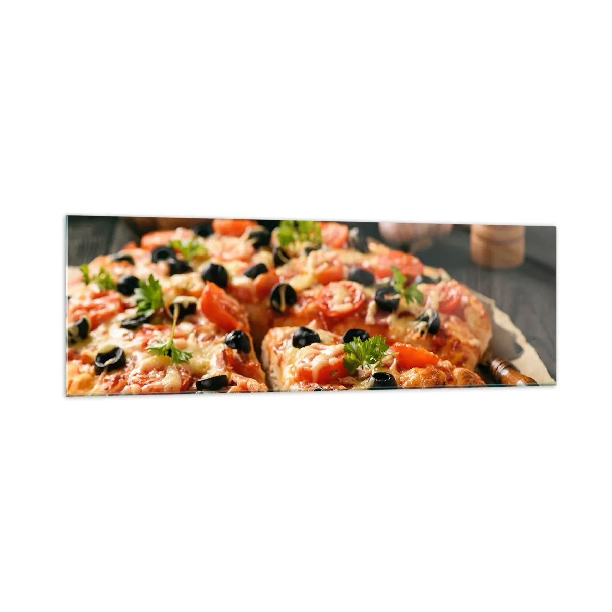 Glasbild - Bild auf glas - Pizza mit Tomaten, Oliven und frischen Kräutern auf dem Tisch - 160x50cm - Du bist schon wieder davongekommen - Moderne Wanddekoration für Wohnzimmer und Schlafzimmer ARTTOR