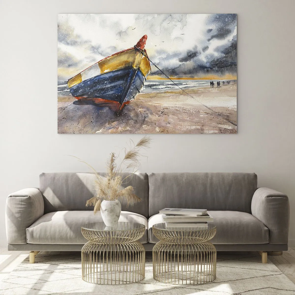 Glasbild - Bild auf glas - Ein buntes Boot am Strand an einem bewölkten Tag - 120x80cm - Erholung am Ufer - Moderne Wanddekoration für Wohnzimmer und Schlafzimmer ARTTOR