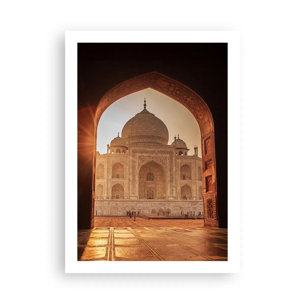 Poster - Das monumentale Bauwerk, gesehen durch den verzierten Bogen bei Sonnenuntergang - 50x70cm - Denkmal der überirdischen Liebe - Moderne Wanddekoration für Wohnzimmer und Schlafzimmer ARTTOR