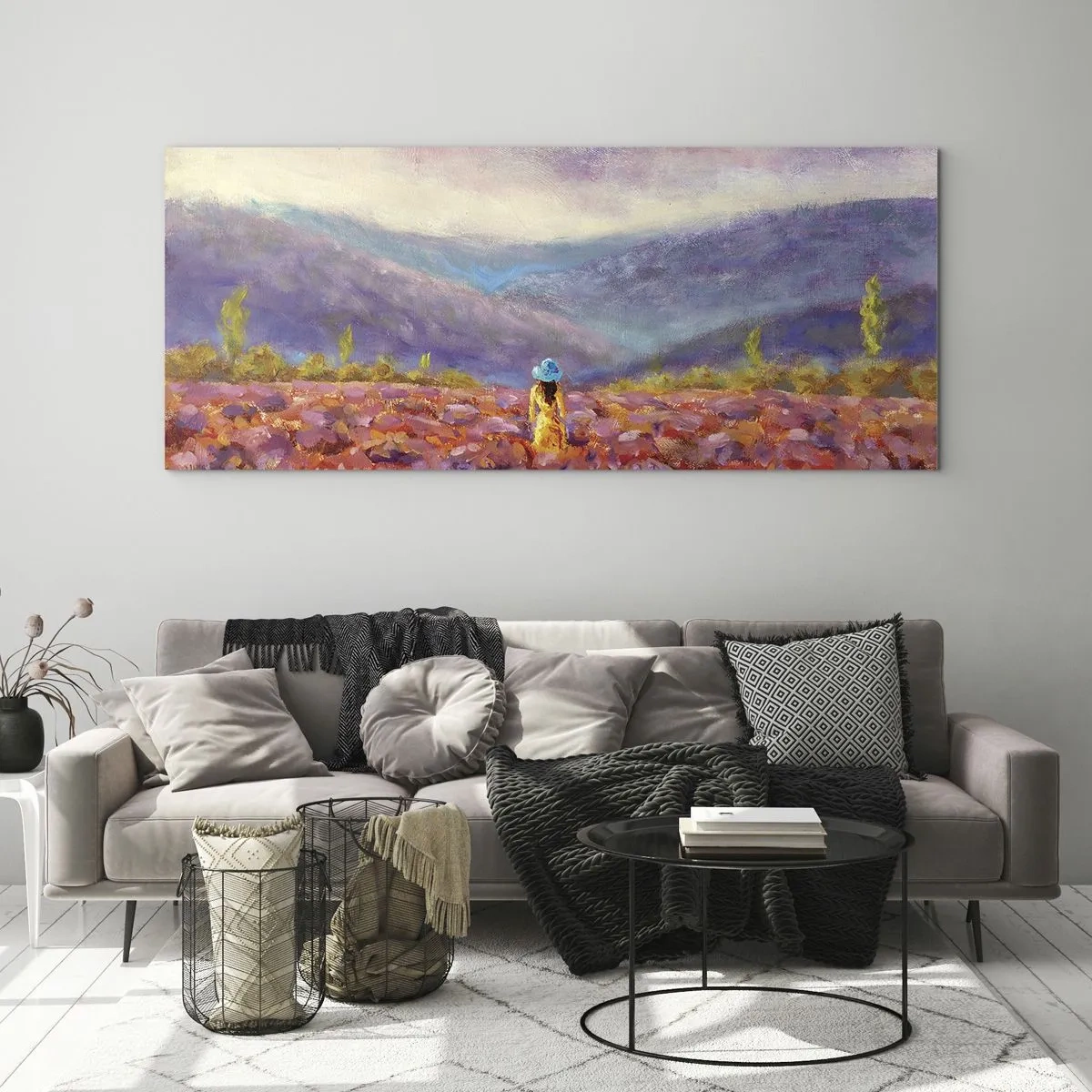 Glasbild - Bild auf glas - Eine Frau mit Hut geht durch ein Lavendelfeld. - 120x50cm - In einer Lavendelwelt - Moderne Wanddekoration für Wohnzimmer und Schlafzimmer ARTTOR