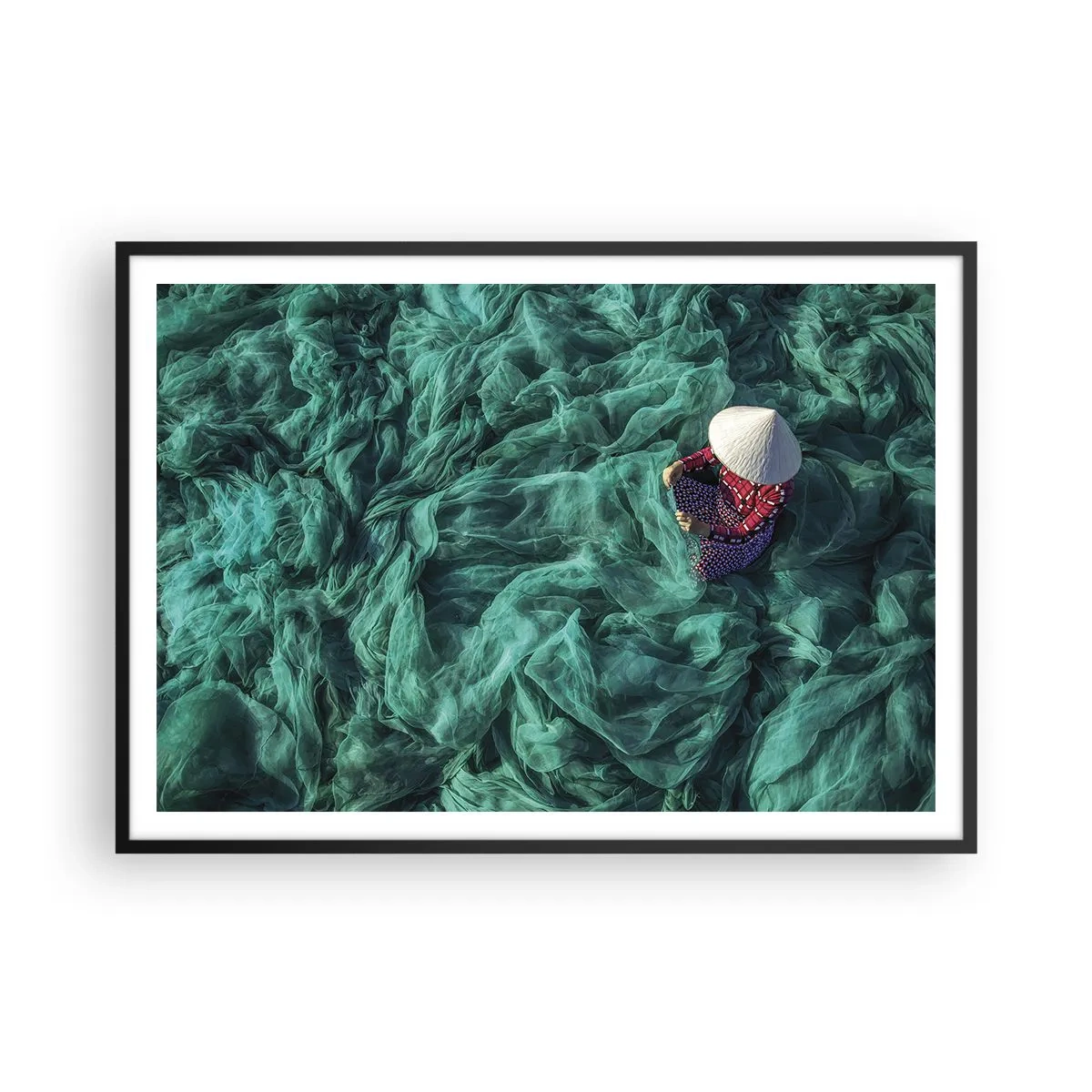 Poster in einem schwarzem Rahmen - Eine Person mit Hut zwischen grünen Fischernetzen - 100x70cm - In einem Meer aus Netzen - Moderne Wanddekoration für Wohnzimmer und Schlafzimmer ARTTOR