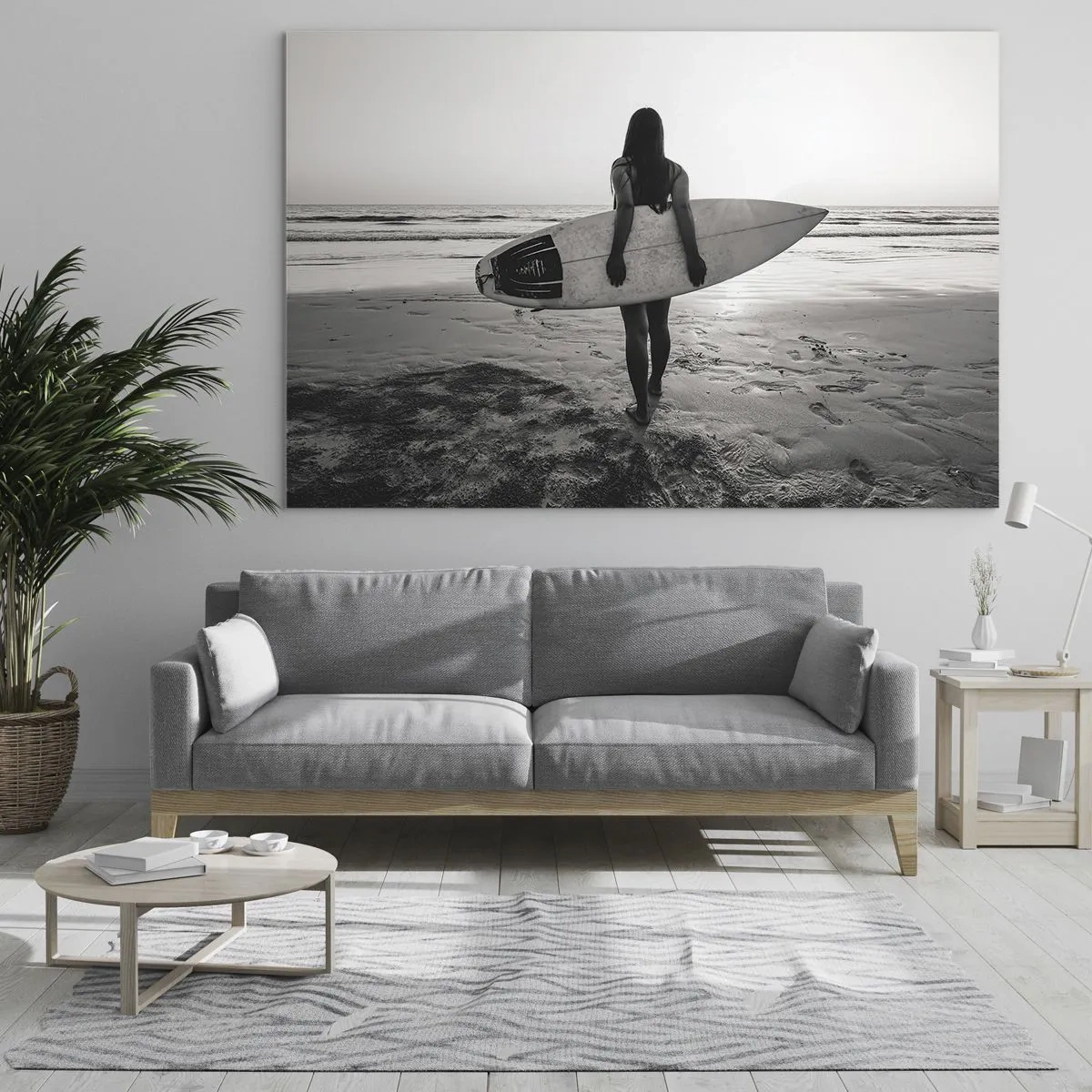 Glasbild - Bild auf glas - Frau mit Surfbrett am Strand bei Sonnenaufgang - 100x70cm - Die Tochter der Meereswelle - Moderne Wanddekoration für Wohnzimmer und Schlafzimmer ARTTOR