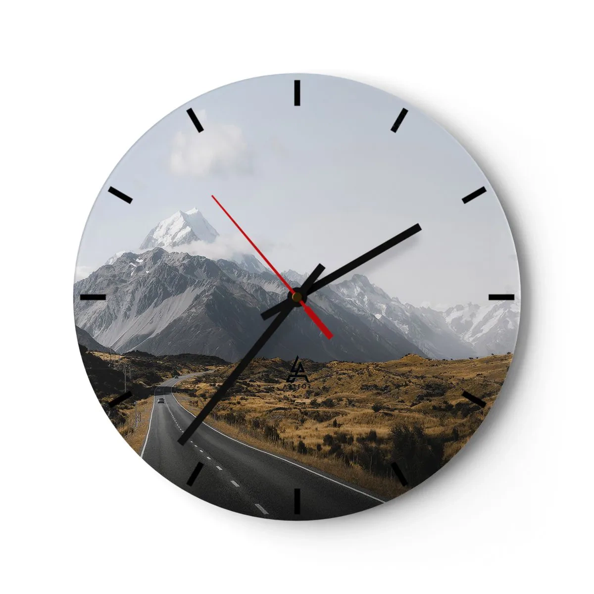Wanduhr - Glasuhr - Eine Straße, die unter klarem Himmel zu schneebedeckten Bergen führt - 30x30cm - Der Weg ins Herz der Berge - Moderne Wanddekoration für Wohnzimmer, Küche und Schlafzimmer ARTTOR