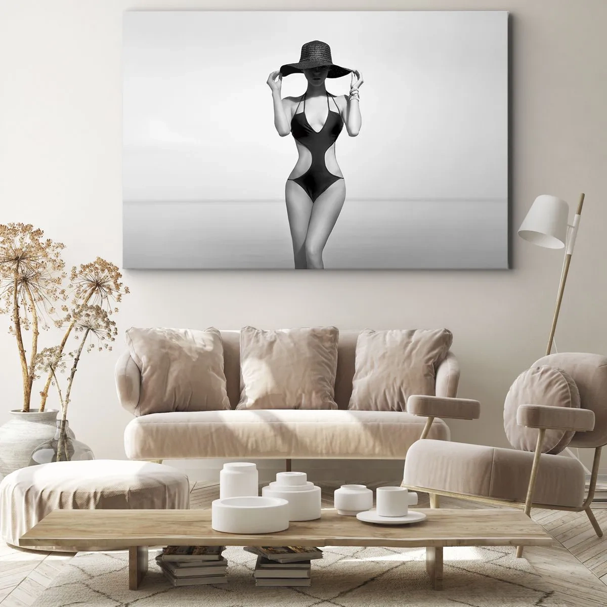 Bild auf Leinwand - Leinwandbild - Schwarz-weiße Silhouette einer Frau mit Hut vor dem Meereshintergrund - 100x70cm - Mein Name ist: Eleganz - Moderne Wanddekoration für Wohnzimmer und Schlafzimmer ARTTOR