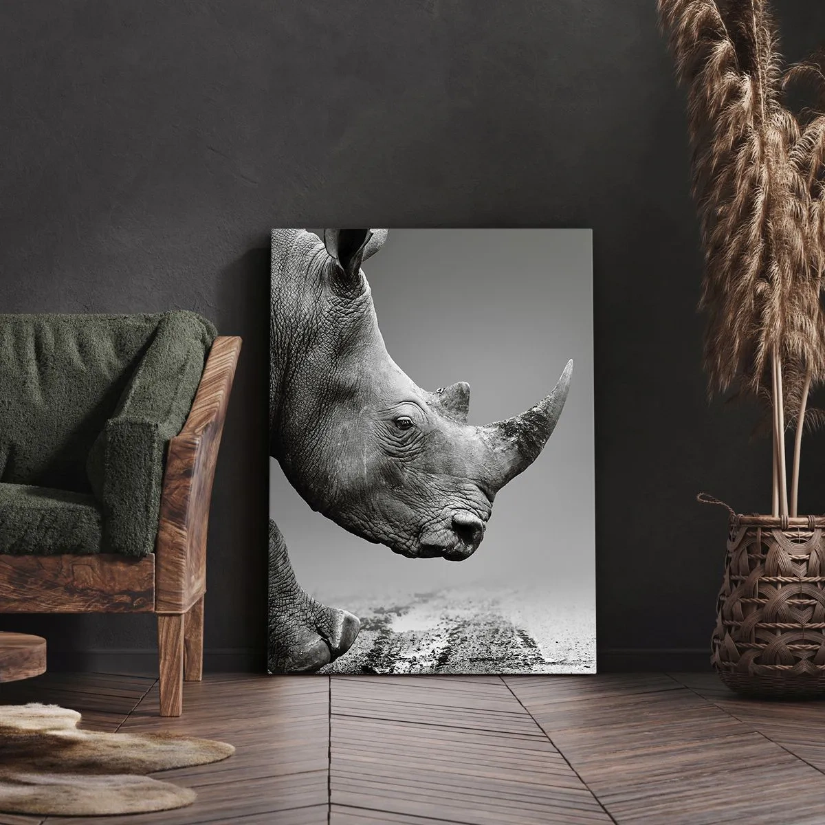 Bild auf Leinwand - Leinwandbild - Porträt eines Nashorns vor dem Hintergrund einer grauen Wüste - 50x70cm - Unaufhaltsame Stärke - Moderne Wanddekoration für Wohnzimmer und Schlafzimmer ARTTOR