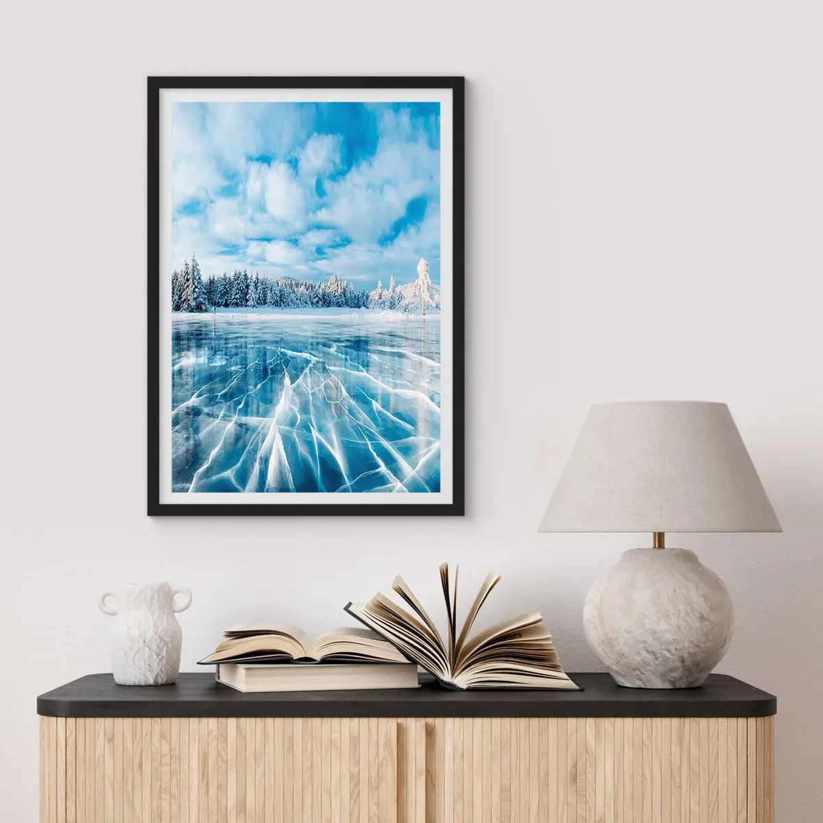 Poster in einem schwarzem Rahmen - Ein zugefrorener See in einer Winterlandschaft - 50x70cm - Eine schillernde und kristallklare Aussicht - Moderne Wanddekoration für Wohnzimmer und Schlafzimmer ARTTOR