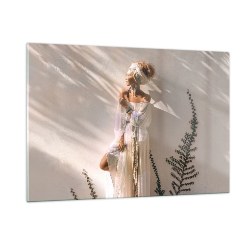 Glasbild - Bild auf glas - Eine Frau im Boho-Stil vor dem Hintergrund einer hellen Wand und Pflanzenschatten - 120x80cm - Die Sonne und das Mädchen - Moderne Wanddekoration für Wohnzimmer und Schlafzimmer ARTTOR