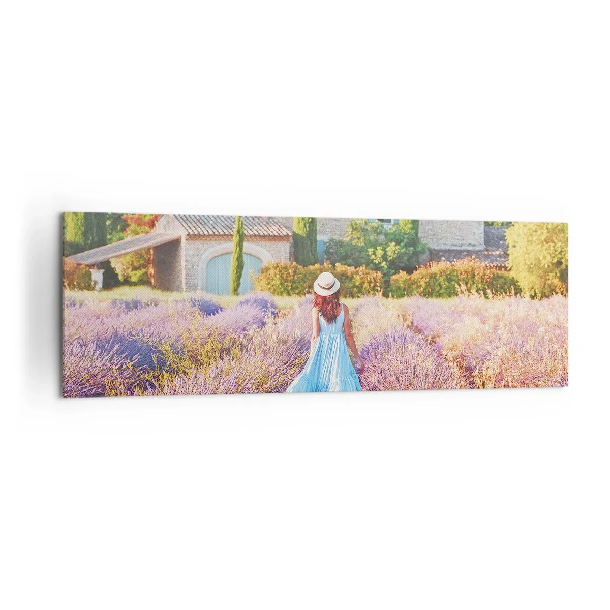 Bild auf Leinwand - Leinwandbild - Eine Frau in einem blauen Kleid geht durch ein Lavendelfeld mit Blick auf ein Haus. - 160x50cm - Lavendel Mädchen - Moderne Wanddekoration für Wohnzimmer und Schlafzimmer ARTTOR