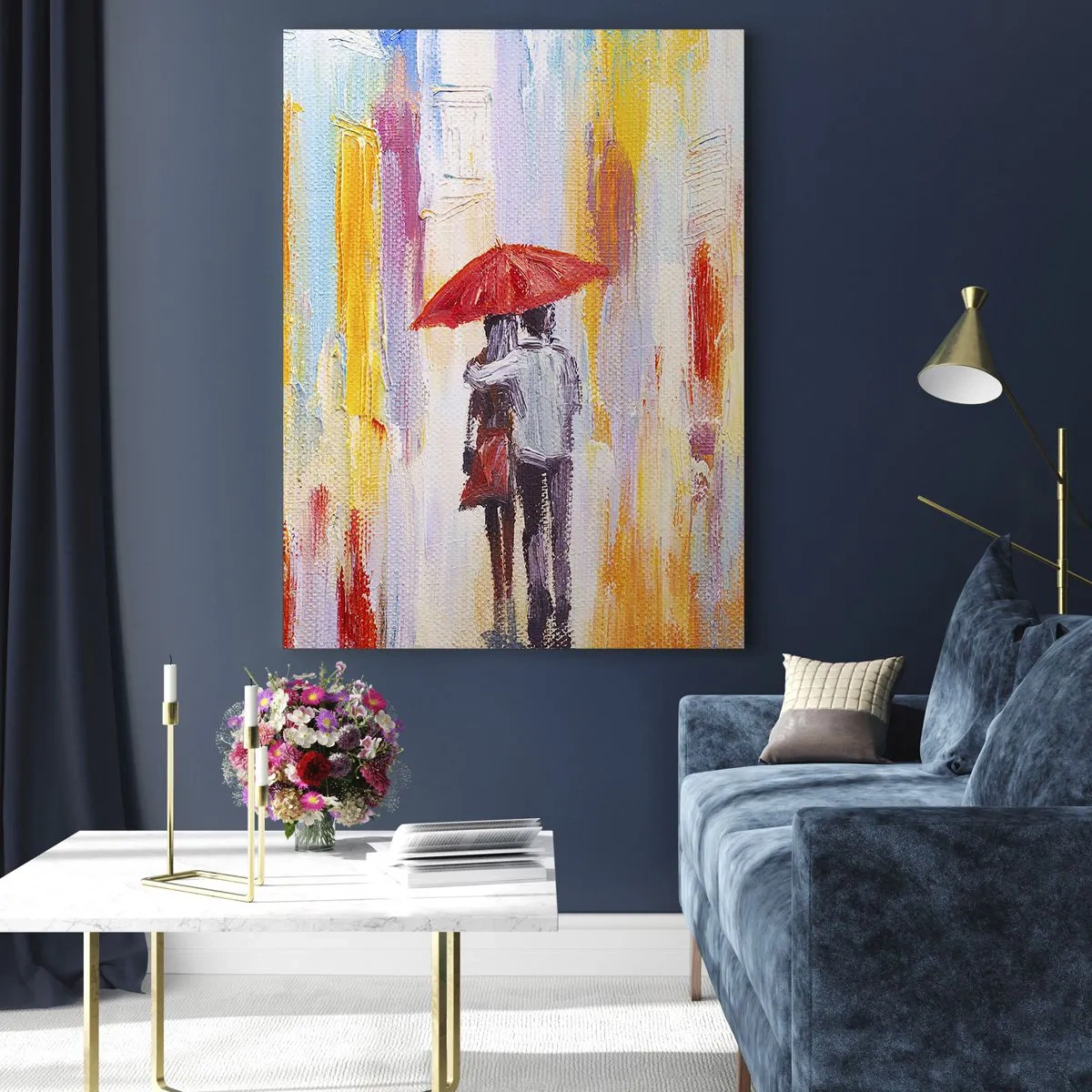 Glasbild - Bild auf glas - Ein Paar unter einem roten Regenschirm mit bunten Gebäuden im Hintergrund. - 70x100cm - Lass es weiter regnen - Moderne Wanddekoration für Wohnzimmer und Schlafzimmer ARTTOR
